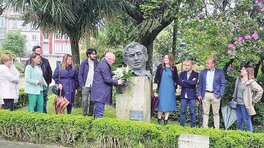 NOIA. O alcalde, Santiago Freire, presidiu a ofrenda floral ante o busto de Antón Avilés de Taramancos. Foto: Concello de Noia