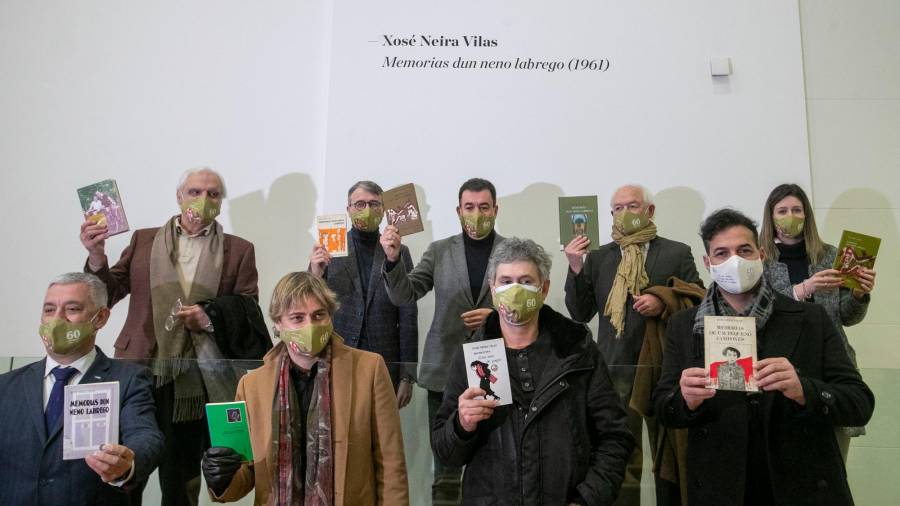 COLABORACIÓN. Persoeiros no acto de presentación de onte deste tributo a Xosé Neira Vilas e un dos seus libros. Foto: X.