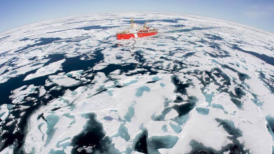 El Ártico está en peligro, es la zona de la Tierra que se calienta con mayor rapidez. Al ritmo actual, advierten los científicos, el hielo marino estival podría desaparecer de la región este mismo siglo. (Fuente, nationalgeographic.com)