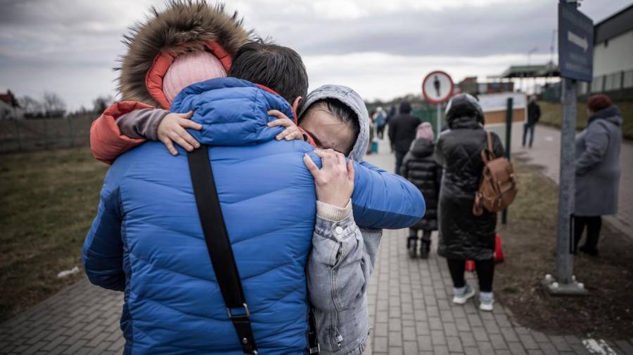 víctimas de la guerra se abrazan con emoción tras escapar de Ucrania y llegar a Medyka (Polonia). Foto: M. Kappeler