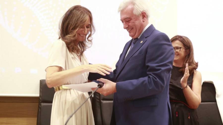 'Estalmat-Galicia' premia a la conselleira de Educación con su insignia de oro
