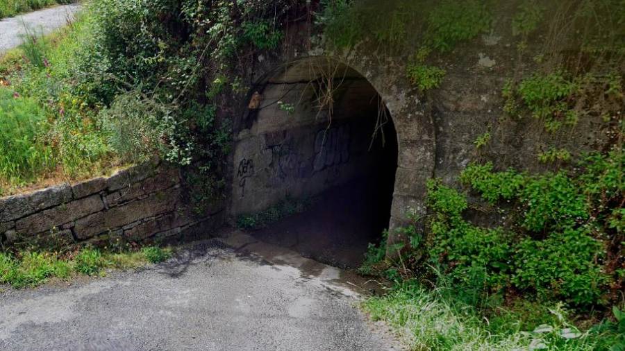 Pequeño túnel de la rúa Río de Arriba, en Conxo, donde fueron ‘cazados’ los jóvenes durante la fiesta. Foto: G.M. 