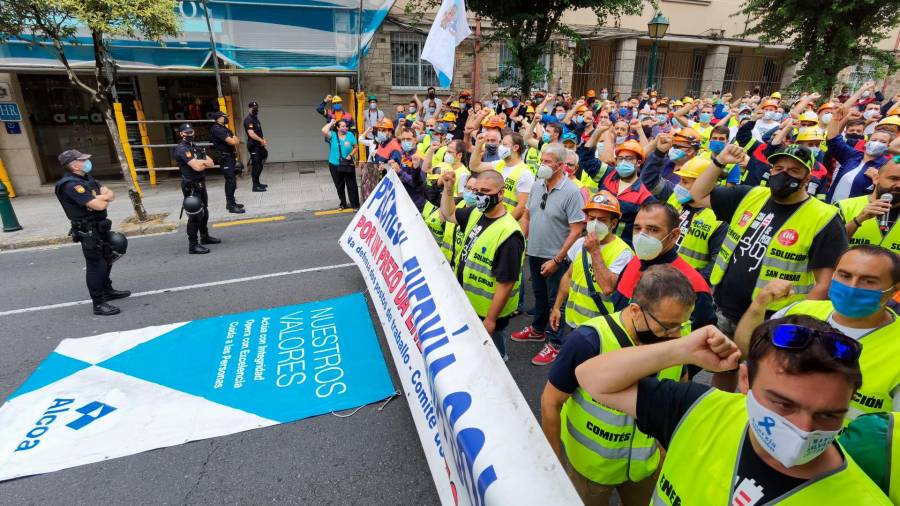 Momento de la protesta de los trabajadores de Alcoa San Cibrao ante el Parlamento de Galicia. Foto: Rebelión Aluminio