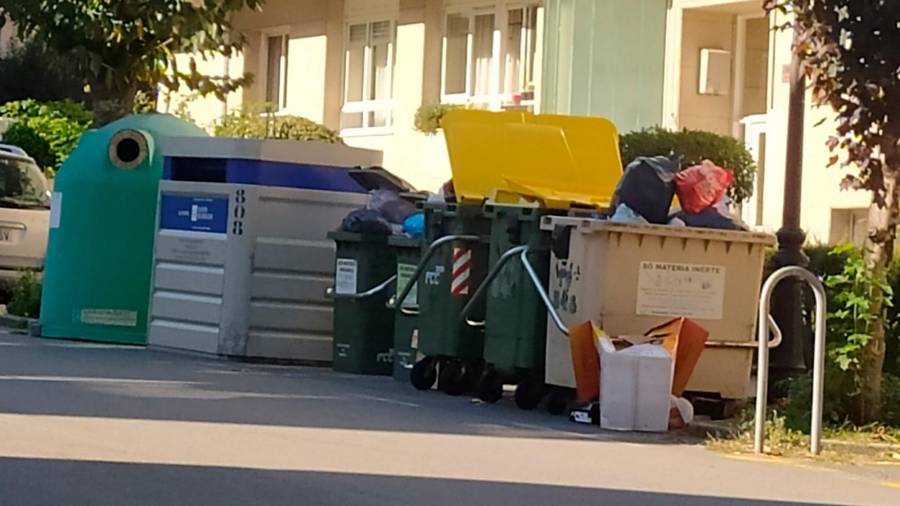 Más basura sobresaliendo de los contenedores en Agro da Madalena, en la mayor de las urbes. Foto: CG
