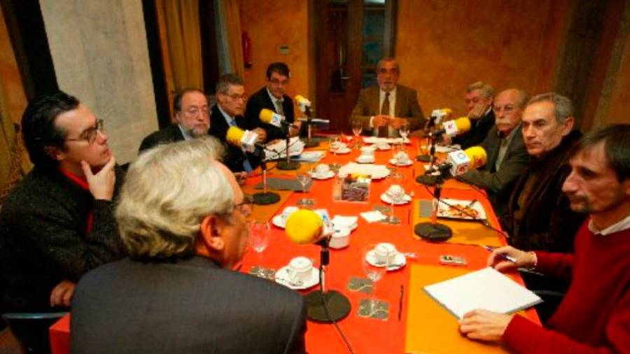 O autor (primeiro pola dereita) nunha mesa redonda con líderes políticos relacionada co 25 aniversario do Estatuto. De costas, o subdirector Luis Pousa Meréns.Foto: ECG