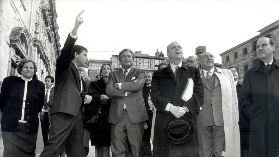 Luis Alberto Lacalle, presidente de Uruguay, flanqueado por Manuel Fraga, derecha, y García Iglesias.