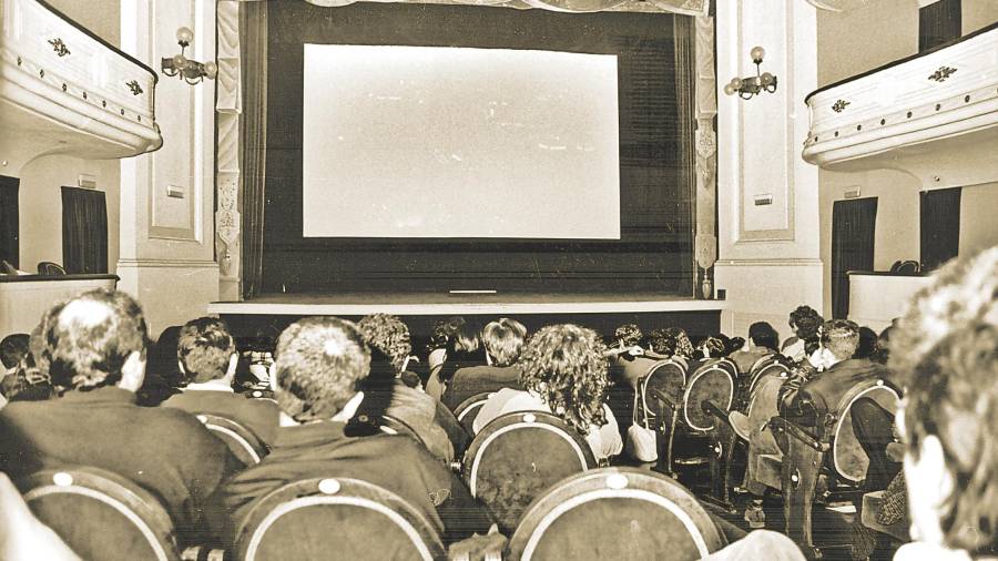Público del cine Principal en la Rúa Nova, número 22, con tres palcos laterales, una zona en la planta baja y otra arriba, que era el gallinero