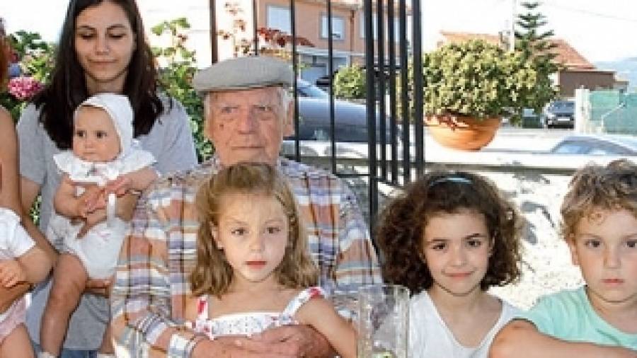 José Domínguez Maneiro, un caballero santiagués que celebra 100 años acompañado de su familia