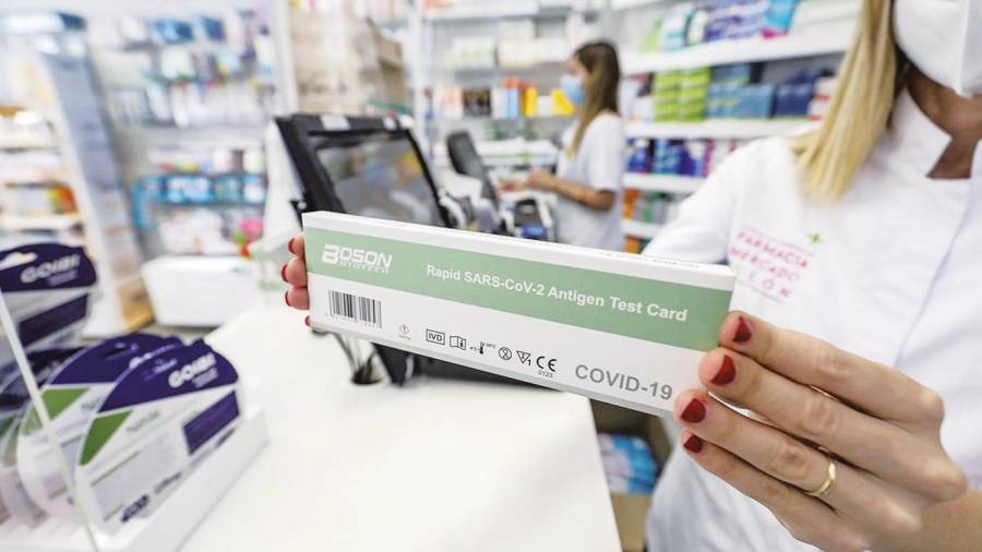 farmacia. Test nasofaríngeo de la marca Boson, con coste de 4 euros. Foto: Rober Solsona