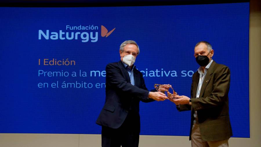 El presidente de Fundación Naturgy, Rafael Villaseca, entregó el premio al director de Ecodes, Víctor Viñuales. Foto: F.N. 