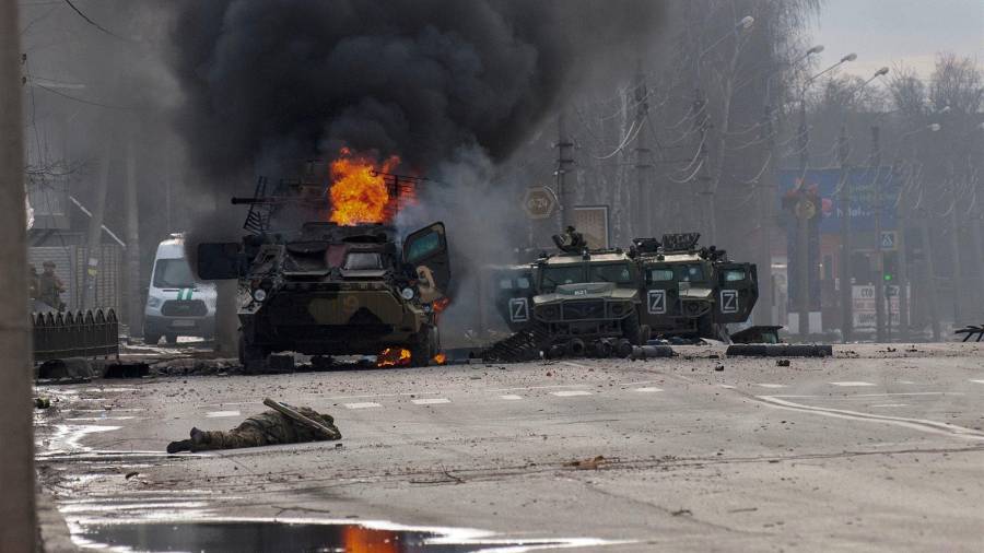 Un vehículo blindado ruso se quema después de los combates en Kharkiv. (Fuente, www.nationalgeographic.com.es/fotografia)