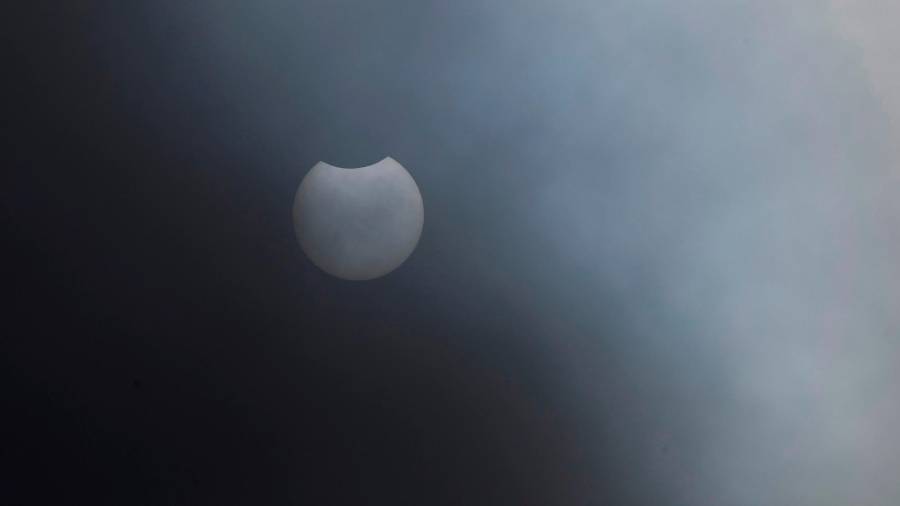 GRAF7132. VIVEIRO (LUGO), 10/06/2021.- Vista del eclipse parcial desde la localidad de Viveiro, Lugo, este jueves. El eclipse, sólo visible completamente en las zonas más septentrionales del mundo, ha sido parcial en España y ha escondido, como mucho, el 20 por ciento del diámetro solar en el noroeste peninsular. EFE/Eliseo Trigo