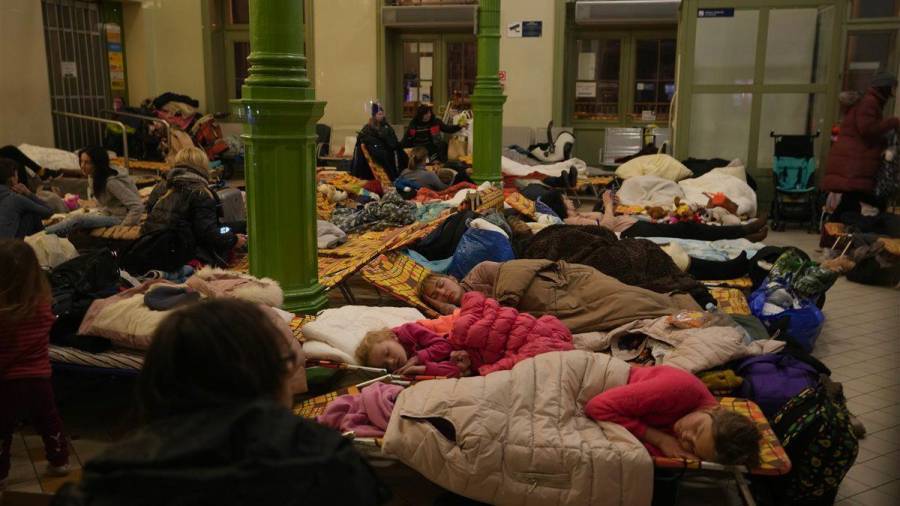 Decenas de personas duermen en un refugio diseñado para mujeres y niños en la estación de tren de Przemysl, Polonia. (Fuente, www.nationalgeographic.com.es/fotografia)