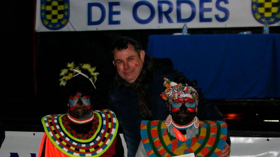 Imagen de archivo del alcalde de Ordes, en el centro, durante los carnavales del año 2020. foto: Concello de Ordes