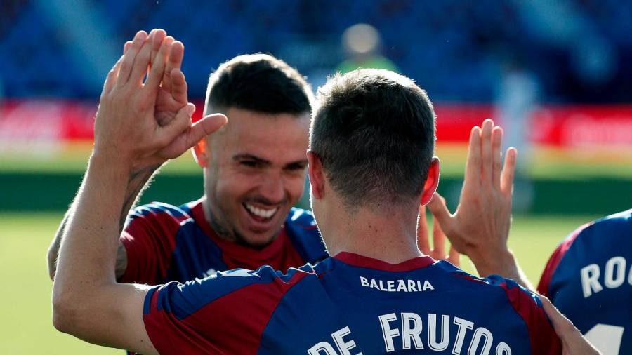 El centrocampista del Levante Jorge de Frutos celebra su gol con su compañero Roger. Foto: Manuel Bruque