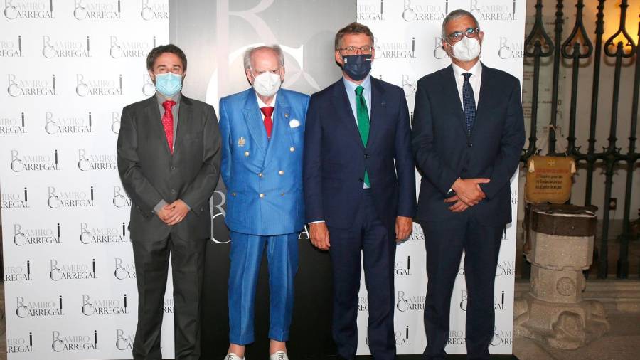Ramiro Carregal, con traxe azul claro, co presidente da Xunta, Núñez Feijóo, e os premiados, Xosé Bustelo -á dereita na imaxe- e César Serrano -á esquerda-
