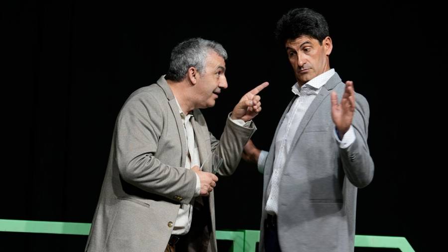 Artur Trillo, esquerda, e Toño Casais protagonizan ‘A parábola do anganzo’. Foto: Talía Teatro