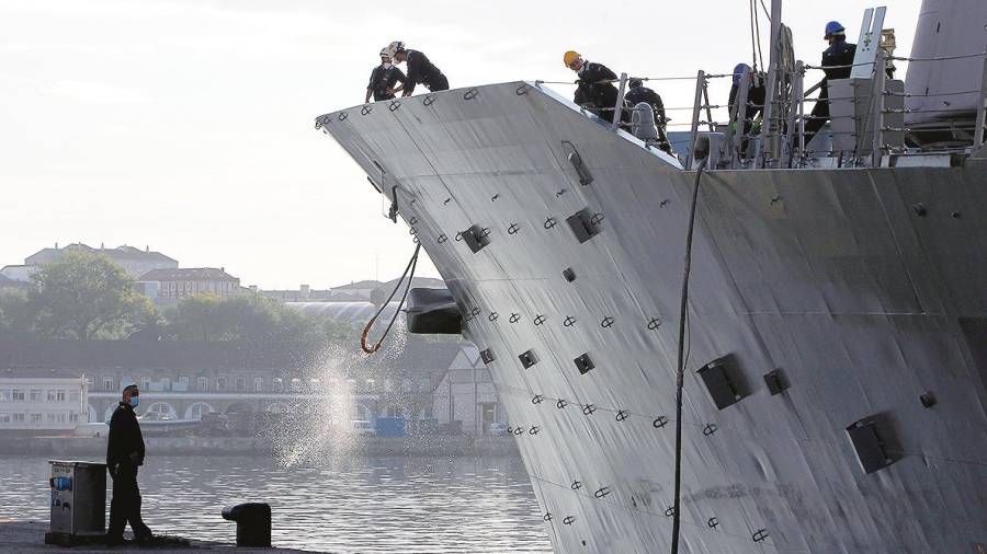 naval. La fragata “Almirante Juan de Borbón” abandonó este martes su base del Arsenal Militar de Ferrol. Foto: Kiko Delgado.