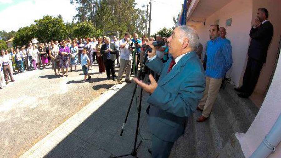 Joaquín Núñez Castro falando nunha homenaxe a un matrimonio de Urdilde no ano 2011. Foto: C. de Urdilde