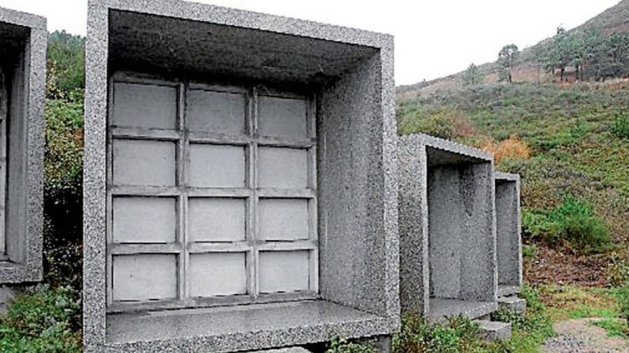 Entidades vecinales de Fisterra urgen alguna solución para el cementerio vacío de Portela
