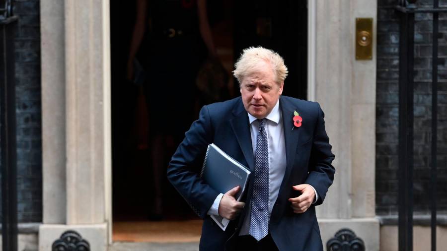 El ‘primier’ Boris Johnson el martes saliendo del 10 de Downing Street. Foto: Neil Hall/Efe