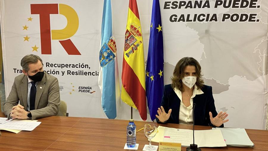 La ministra para la Transición Ecológica, Teresa Ribera, junto al delegado del Gobierno en Galicia, José Miñones