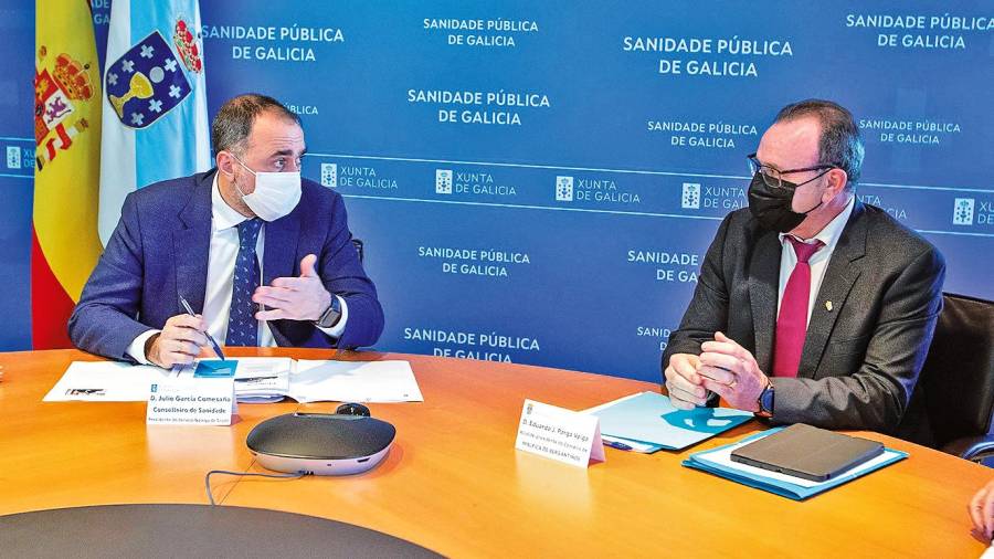 O conselleiro de Sanidade, Julio García Comesaña, á esquerda, na xuntanza co alcalde de Malpica, Eduardo Parga. Foto: C.M.