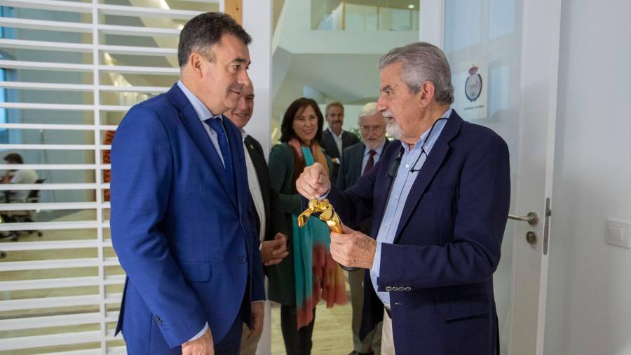 Román Rodríguez charla con Xesús Palmou, presidente da Academia Xacobea. Foto: Conchi Paz