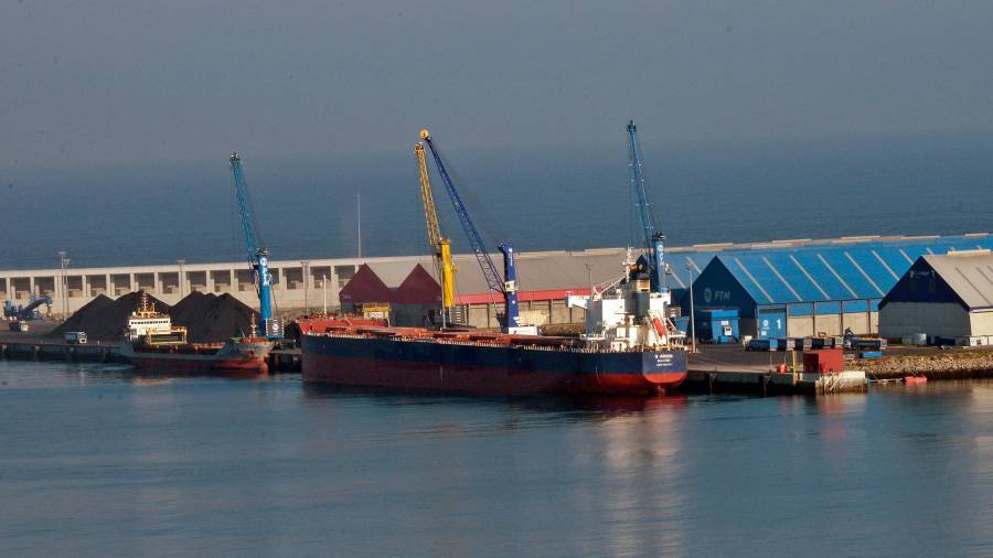 Dos buques mercantes atracados en el muelle transversal del puerto exterior de Langosteira. Foto: Almara 