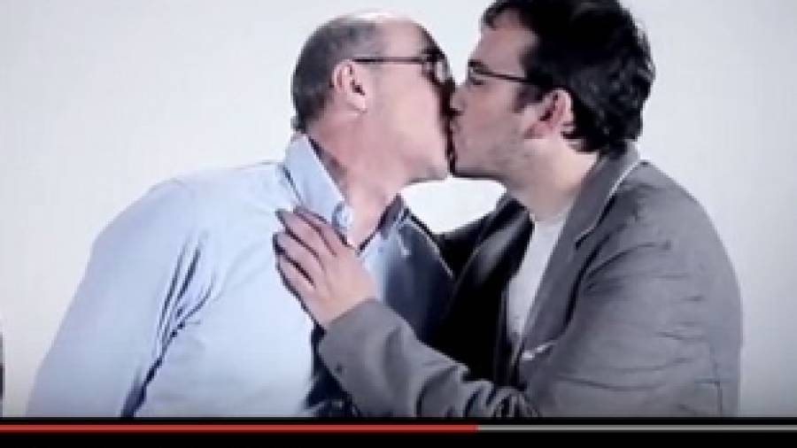Jorquera y Carlos Callón se besan en un vídeo electoral para promover la diversidad sexual