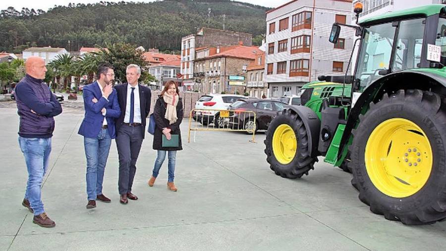 Protección Civil de O Son recibe un tractor con remolque y desbrozadora