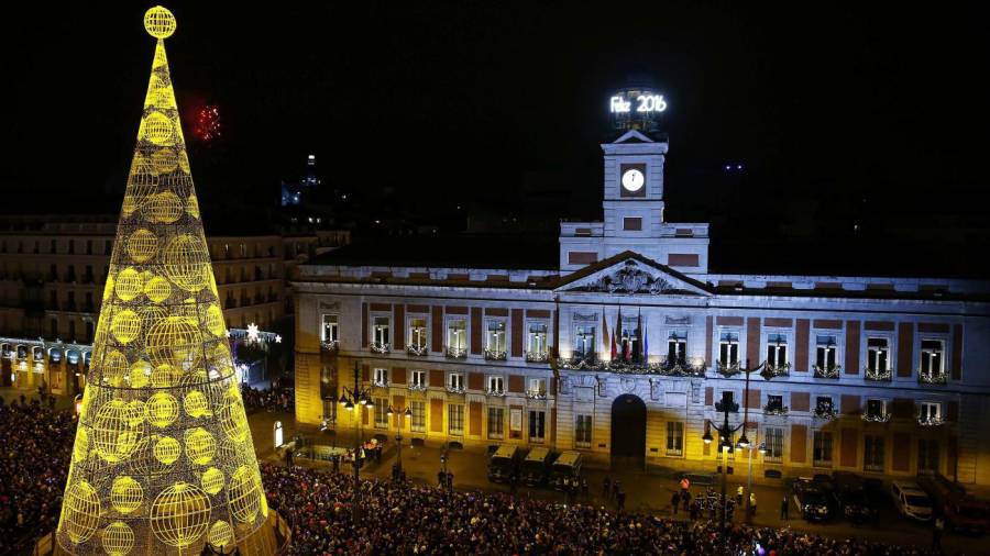 Foto de archivo de la celebración del fin de año en la Puerta del Sol. EFE