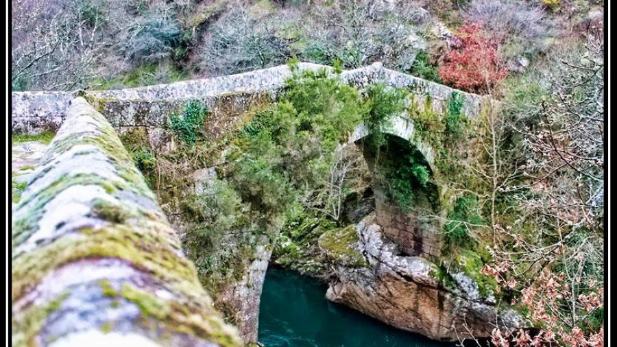 El río Deza a su paso por el Ponte Taboada, que une los municipios de Lalín y Silleda. Foto: Turismo de Galicia
