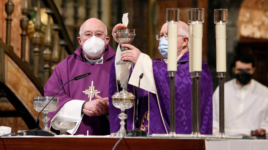 El nuevo deán concelebró la eucaristía a la derecha del arzobispo de Santiago como nuevo presidente del Cabildo metropolitano