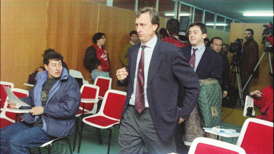 Antonio Pais en una rueda de prensa de Johan Cruyff, futbolista y entrenador de varios equipos. Foto: ECG