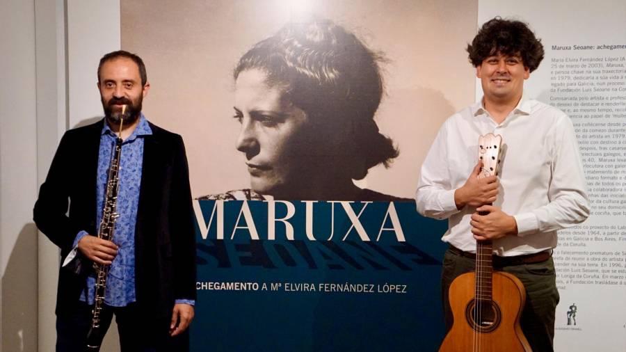 Benxamín Otero junto a Samuel Diz, que porta una copia de la guitarra de Lorca. Foto: F. Blanco