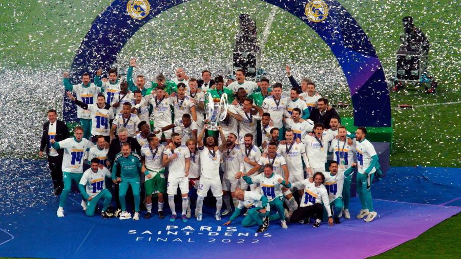 La plantilla y el staff técnico del Real Madrid con el trofeo. Foto: EP