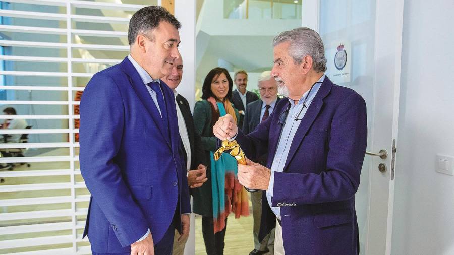 Román Rodríguez, a la izquierda, con Xesús Palmou en la nueva sede de la Academia Xacobea. Foto: X.G.
