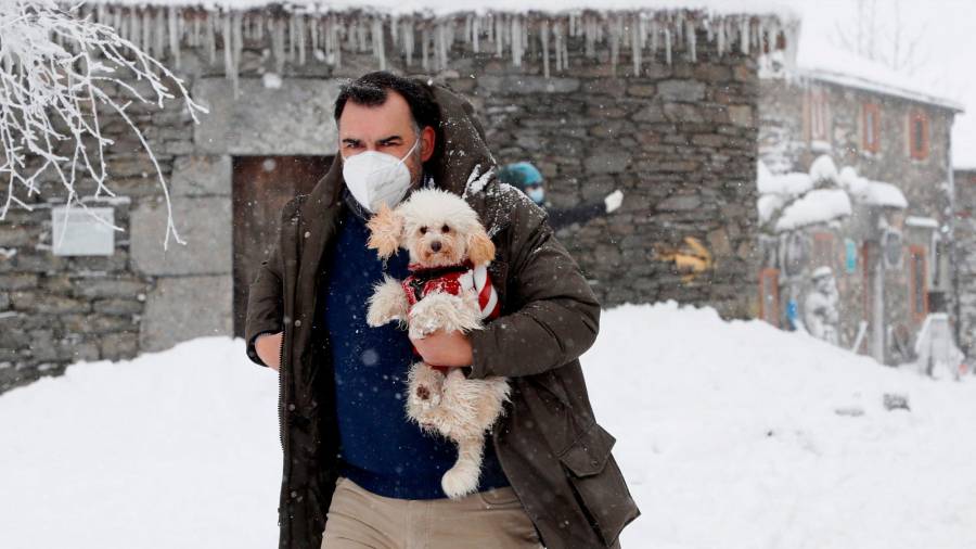 El frío y la nieve no dejan de momento Galicia, con chubascos intermitentes