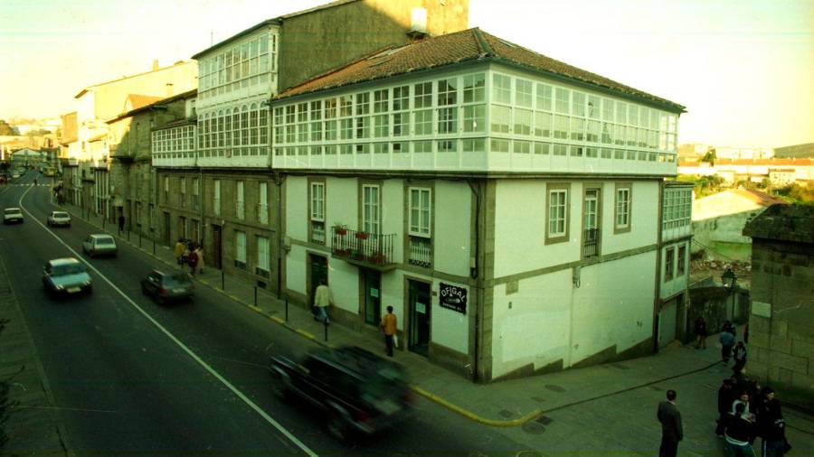 Edificio de la Imprenta Paredes, en la rúa da Virxe da Cerca. La imprenta fue fundada el 13 de junio de 1864. Foto: Antonio Hernández