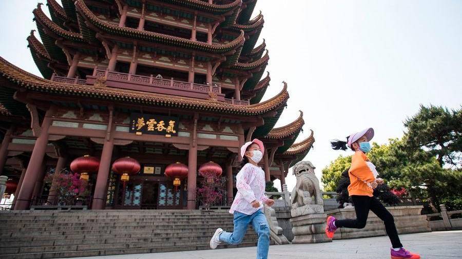 Niños con mascarilla en Wuhan. Foto: Xinhua