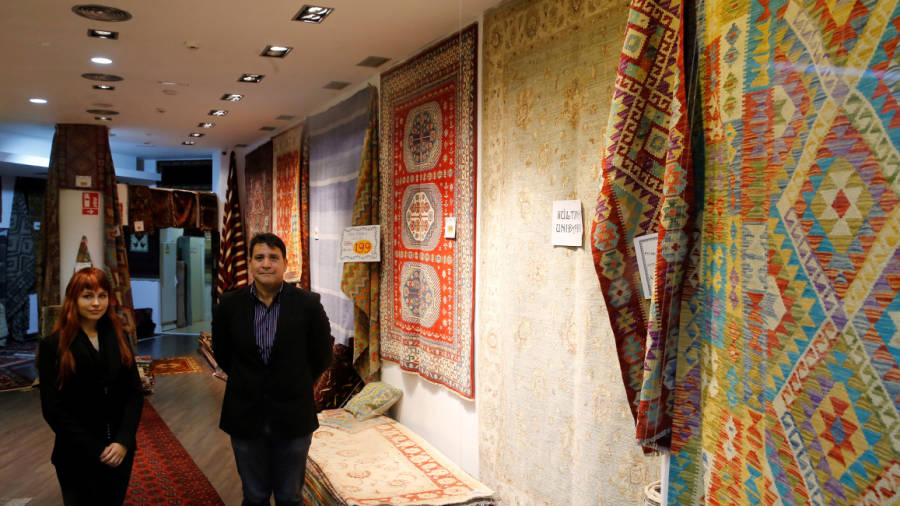Tenemos alfombras de confección manual por tribus nómadas