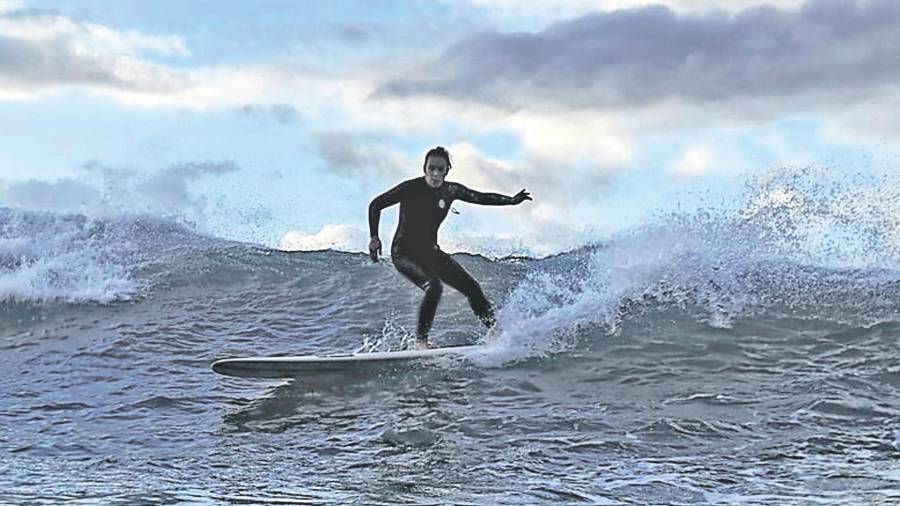 La ‘rescatadora’, Vicky Pita, gran deportista y experta surfera, conoce la zona de Valdomiño. Foto: @_vikyta_