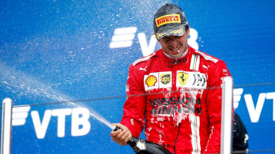 CELEBRACIÓN Carlos Sainz, bañándose en champán en el podio de Sochi. Foto: AFP7 EP