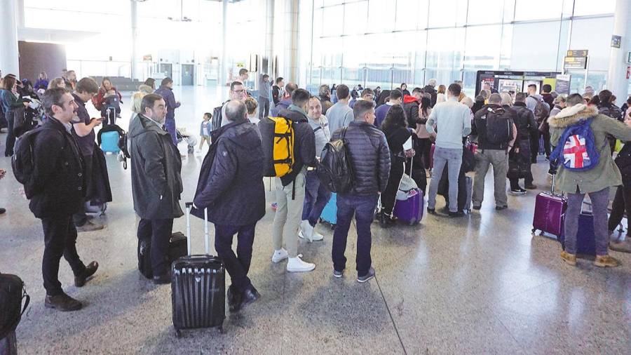 Compostela cuenta con 28 conexiones a países desde su aeropuerto, frente a las 116 de Sá Carneiro. Foto: Fernando Blanco 