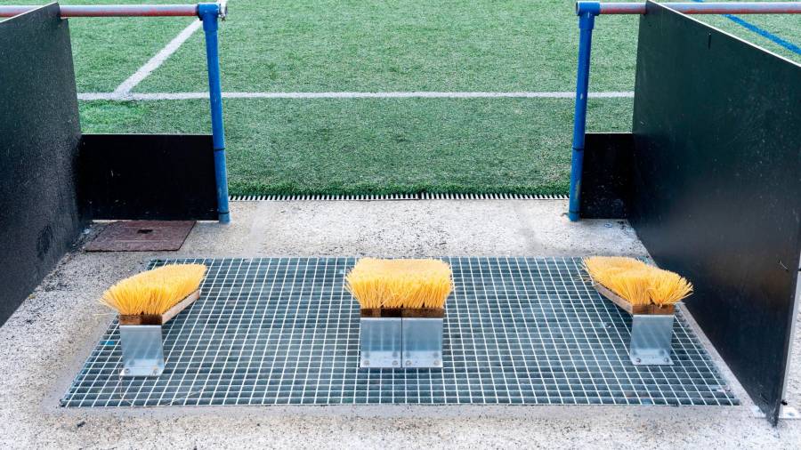 LIMPIEZA DE BOTAS. Sistema instalado en la entrada y salida del terreno de juego para que los futbolistas limpien sus botas para recoger de este modo los microplásticos que tengan adheridos a ellas. Fotos: Signus
