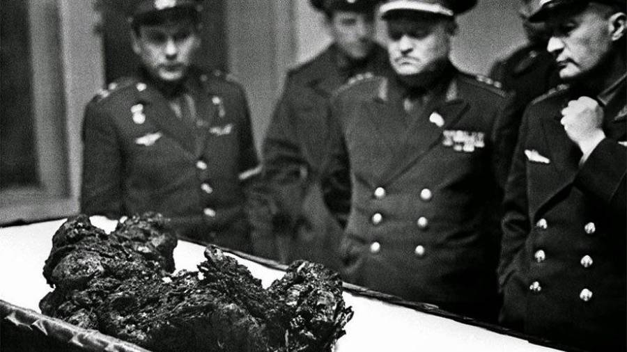 Los restos del astronauta Vladimir Komarov, un hombre que cayó desde el espacio, 1967. (Fuente, www.culturainquieta.com)