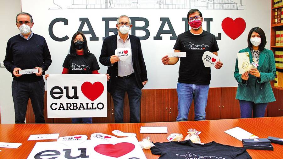 Xaime Díaz, á esquerda, Maica Ures, Evencio Ferrero, Marcos Trigo e Noelia Barreiro presentando a campaña. Foto: C. de Carballo