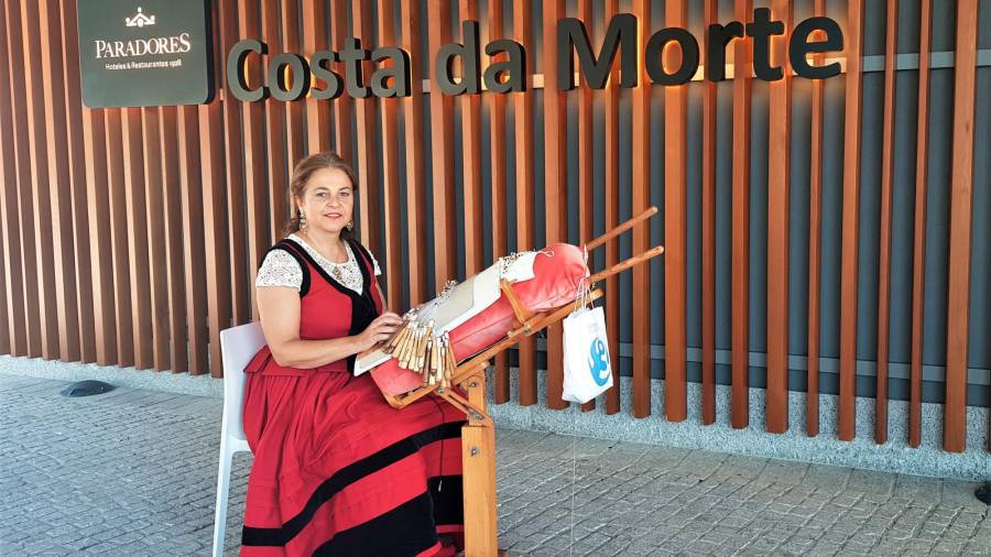 A palilleira muxiana Lucita Figueroa amosa o seu arte cos bolillos no Parador. Foto: L F.