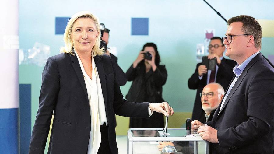 Marine Le Pen antes de depositar su voto en la urna. Foto: Thomas Samson